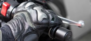 バイクグリップを握る手