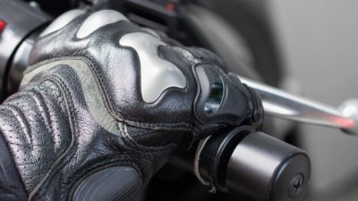 バイクグリップを握る手