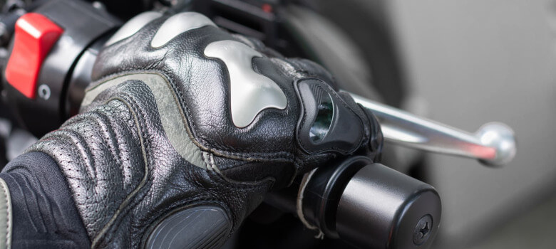 バイクグリップを握る手