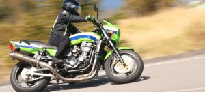 スピードを出して走るバイク