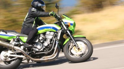 スピードを出して走るバイク